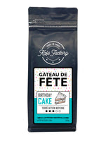 café à saveur de gâteau de fête à la vanille avec glaçage et petits bonbons